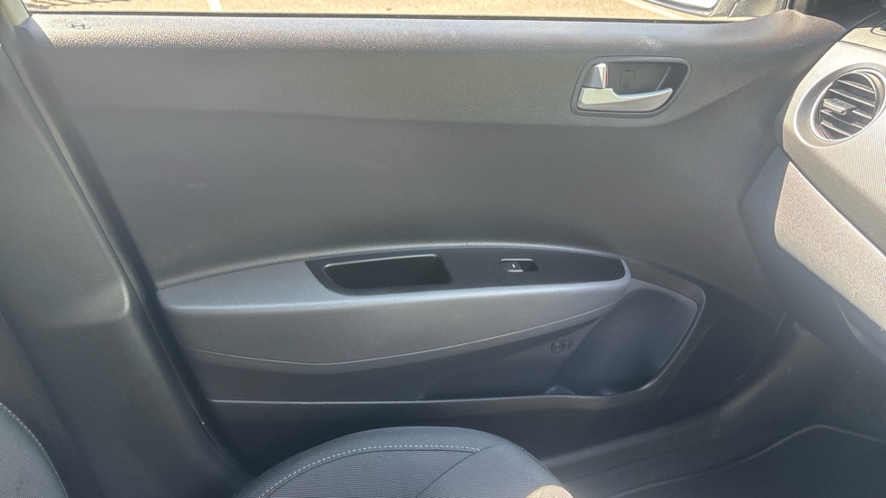 Hyundai i10 1.2 Premium 5dr Petrol Hatchback - Image 33