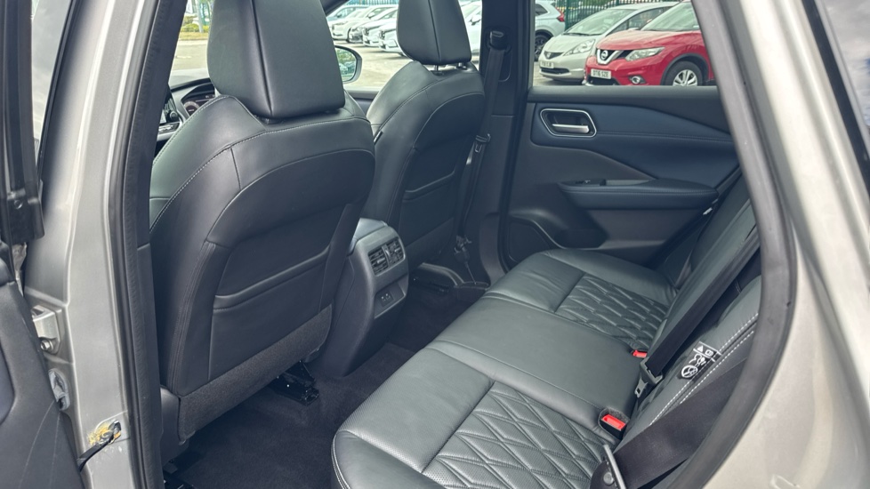 Nissan Qashqai 1.3 DiG-T MH 158 Tekna+ 5dr Petrol Hatchback - Image 36