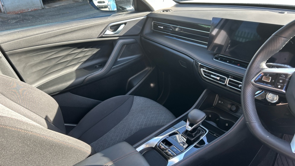 MG HS 1.5 T-GDI PHEV SE 5dr Auto Hatchback - Image 14