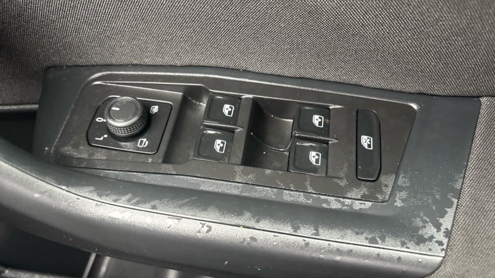 Volkswagen T-Roc 1.5 TSI Life 5dr Petrol Hatchback - Image 34