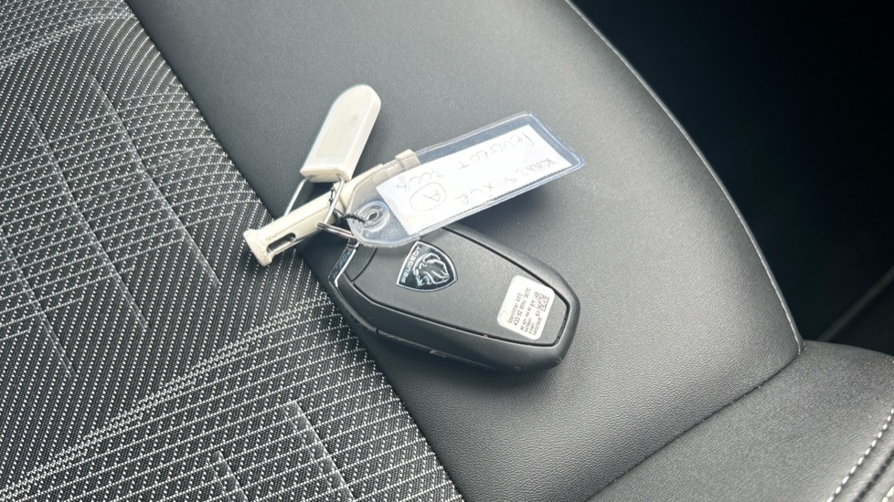 Peugeot 3008 1.2 Hybrid 136 GT 5dr e-DSC6 Petrol Estate - Image 20