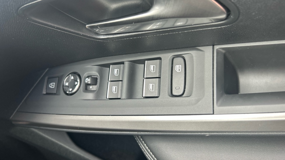 Peugeot 3008 1.2 Hybrid 136 GT 5dr e-DSC6 Petrol Estate - Image 31