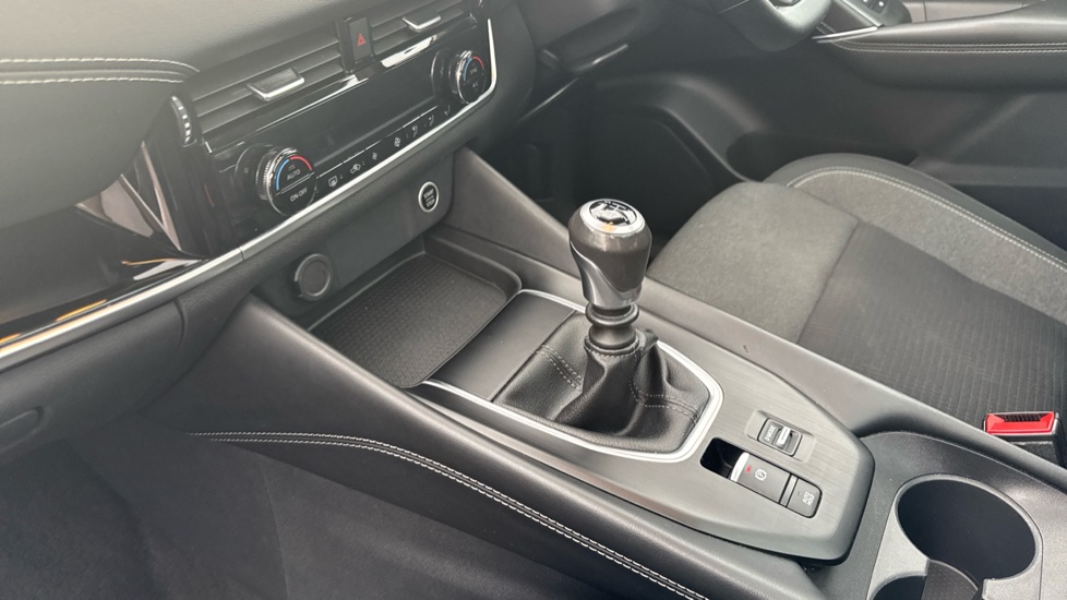 Nissan Qashqai 1.3 DiG-T MH N-Connecta 5dr Petrol Hatchback - Image 13