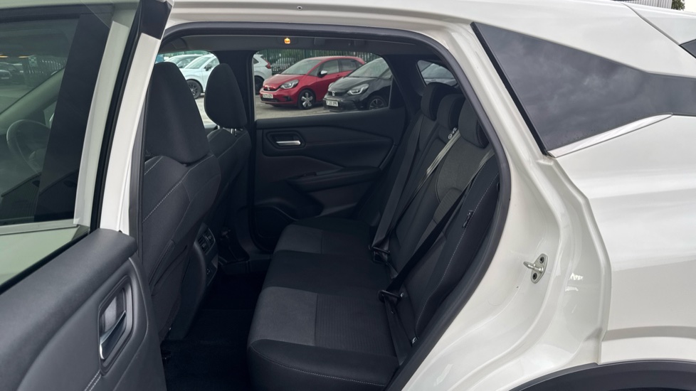 Nissan Qashqai 1.3 DiG-T MH N-Connecta 5dr Petrol Hatchback - Image 16