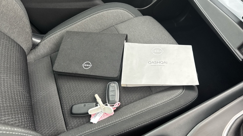Nissan Qashqai 1.3 DiG-T MH N-Connecta 5dr Petrol Hatchback - Image 19