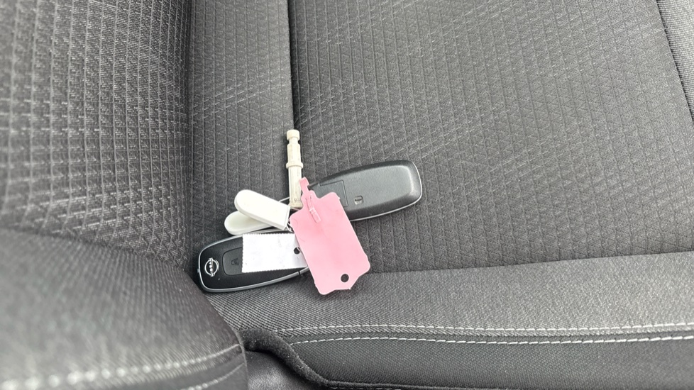 Nissan Qashqai 1.3 DiG-T MH N-Connecta 5dr Petrol Hatchback - Image 20