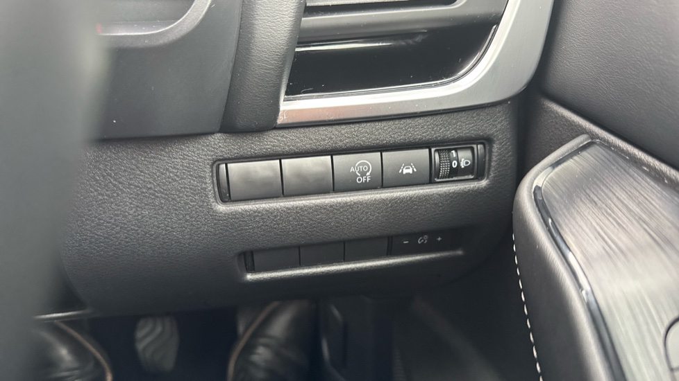 Nissan Qashqai 1.3 DiG-T MH N-Connecta 5dr Petrol Hatchback - Image 23