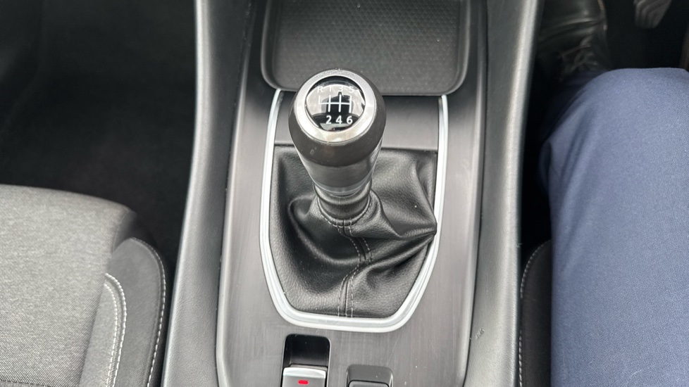 Nissan Qashqai 1.3 DiG-T MH N-Connecta 5dr Petrol Hatchback - Image 26
