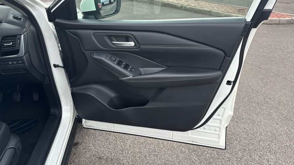 Nissan Qashqai 1.3 DiG-T MH N-Connecta 5dr Petrol Hatchback - Image 30