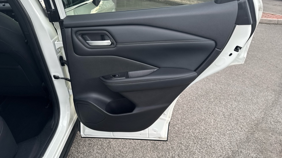Nissan Qashqai 1.3 DiG-T MH N-Connecta 5dr Petrol Hatchback - Image 31