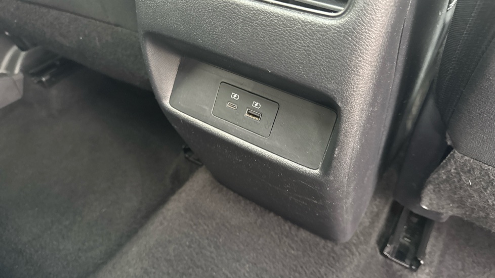 Nissan Qashqai 1.3 DiG-T MH N-Connecta 5dr Petrol Hatchback - Image 32
