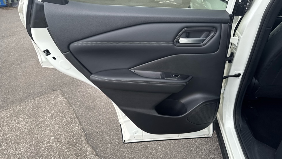 Nissan Qashqai 1.3 DiG-T MH N-Connecta 5dr Petrol Hatchback - Image 35