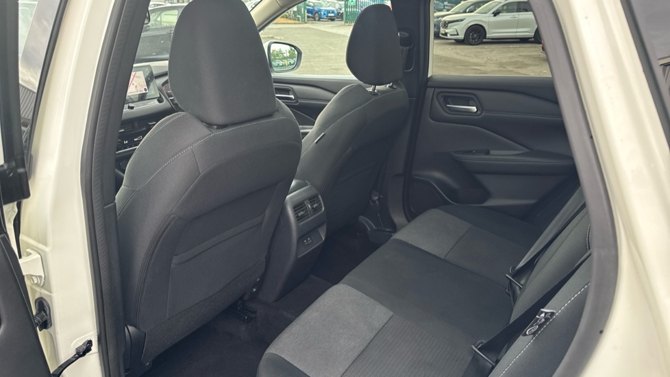 Nissan Qashqai 1.3 DiG-T MH N-Connecta 5dr Petrol Hatchback - Image 36