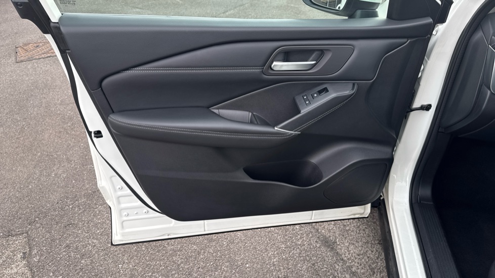 Nissan Qashqai 1.3 DiG-T MH N-Connecta 5dr Petrol Hatchback - Image 37