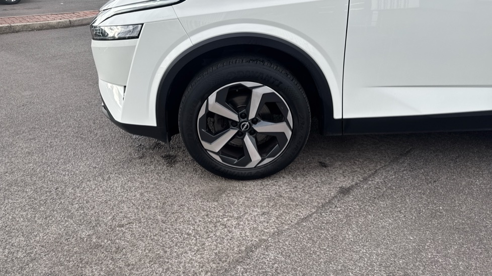 Nissan Qashqai 1.3 DiG-T MH N-Connecta 5dr Petrol Hatchback - Image 38