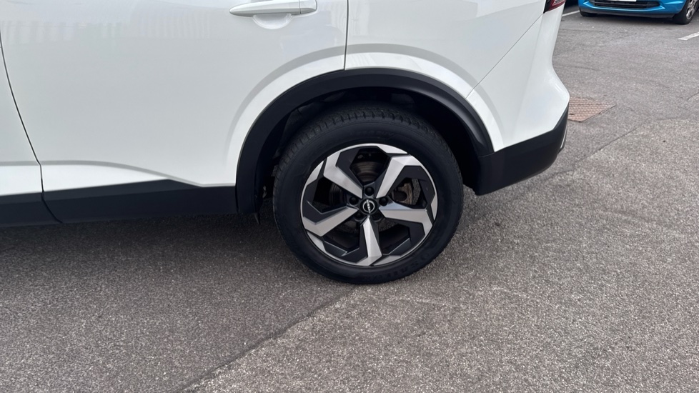 Nissan Qashqai 1.3 DiG-T MH N-Connecta 5dr Petrol Hatchback - Image 40