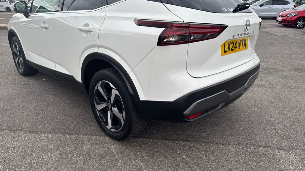 Nissan Qashqai 1.3 DiG-T MH N-Connecta 5dr Petrol Hatchback - Image 41