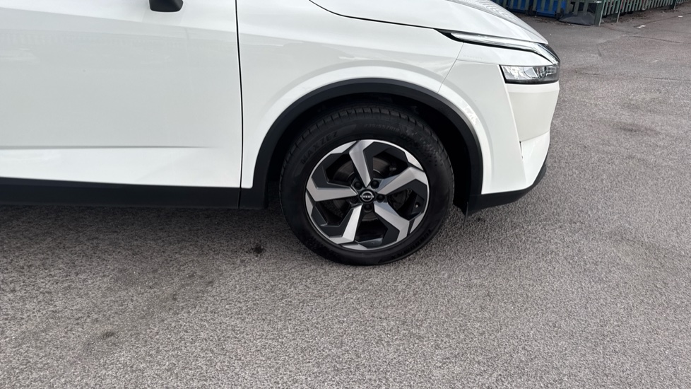 Nissan Qashqai 1.3 DiG-T MH N-Connecta 5dr Petrol Hatchback - Image 43
