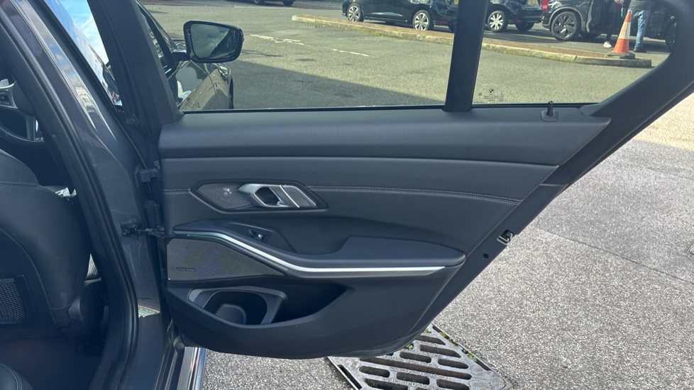 BMW 3 Series 330e M Sport Pro Edition 4dr Step Auto Saloon - Image 31