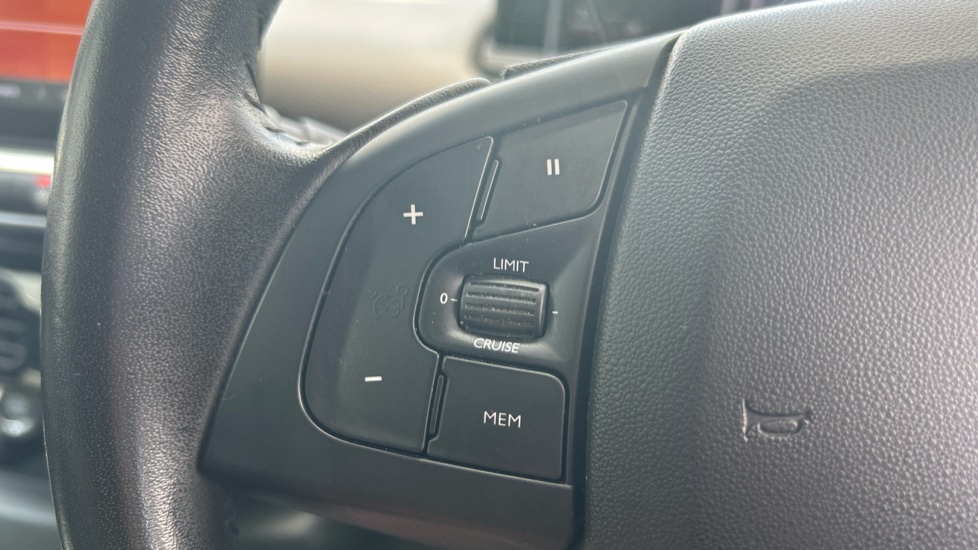 Citroen C4 Cactus 1.2 PureTech Flair 5dr [6 Speed] Petrol Hatchback - Image 32