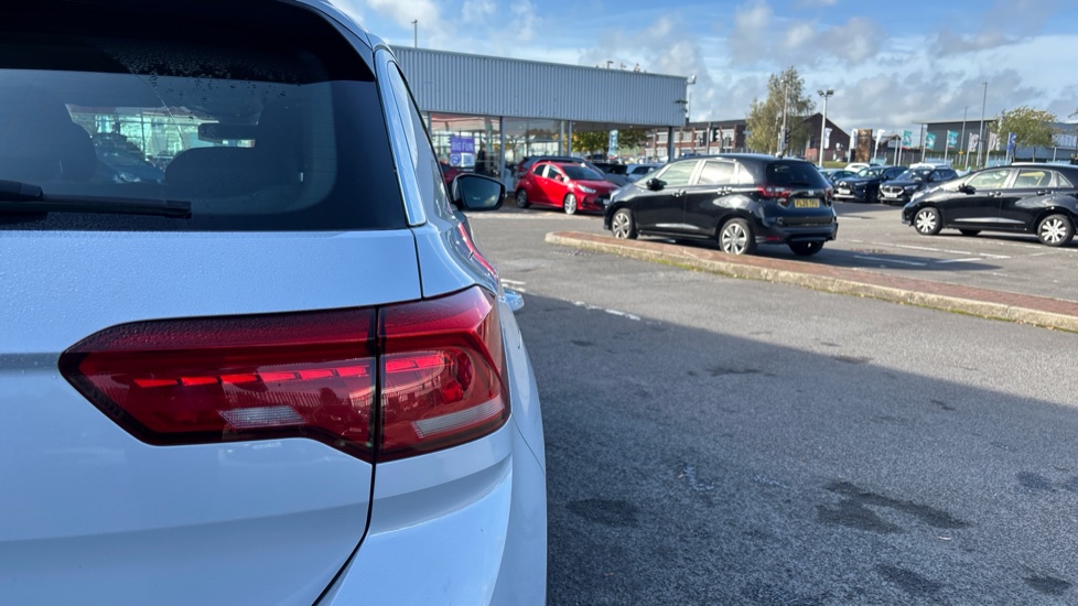 Volkswagen T-Roc 1.5 TSI EVO SE 5dr Petrol Hatchback - Image 27