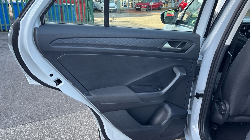 Volkswagen T-Roc 1.5 TSI EVO SE 5dr Petrol Hatchback - Image 29