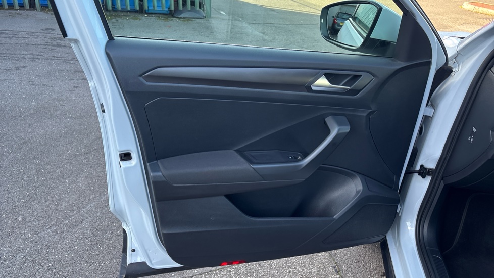Volkswagen T-Roc 1.5 TSI EVO SE 5dr Petrol Hatchback - Image 30