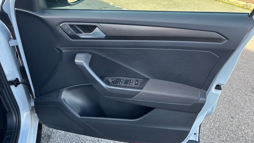 Volkswagen T-Roc 1.5 TSI EVO SE 5dr Petrol Hatchback - Image 31