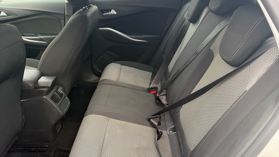 Vauxhall Grandland X 1.2 Turbo SE 5dr Auto [8 Speed] Petrol Hatchback - Image 16