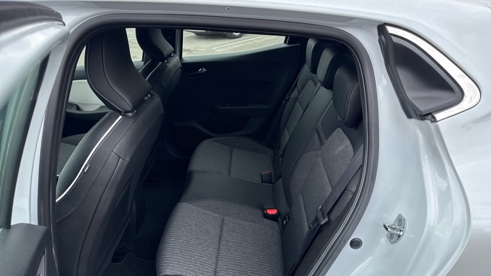Renault Clio 1.6 E-TECH Hybrid 140 S Edition 5dr Auto Hybrid Hatchback - Image 16