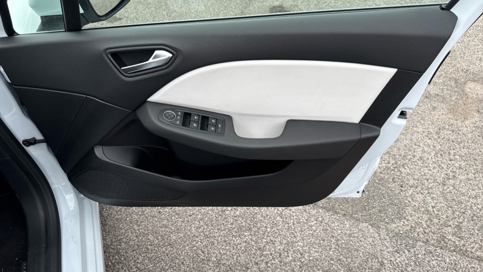 Renault Clio 1.6 E-TECH Hybrid 140 S Edition 5dr Auto Hybrid Hatchback - Image 30