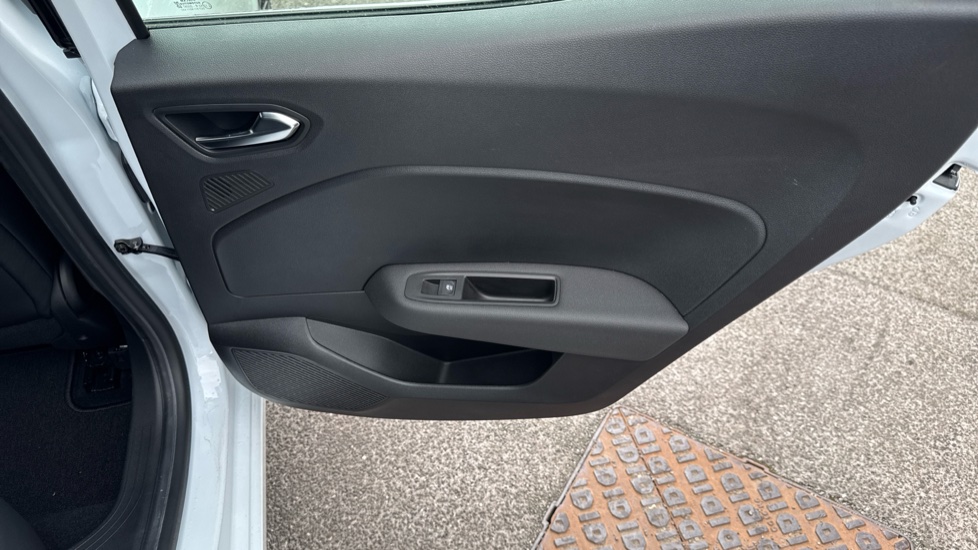 Renault Clio 1.6 E-TECH Hybrid 140 S Edition 5dr Auto Hybrid Hatchback - Image 31