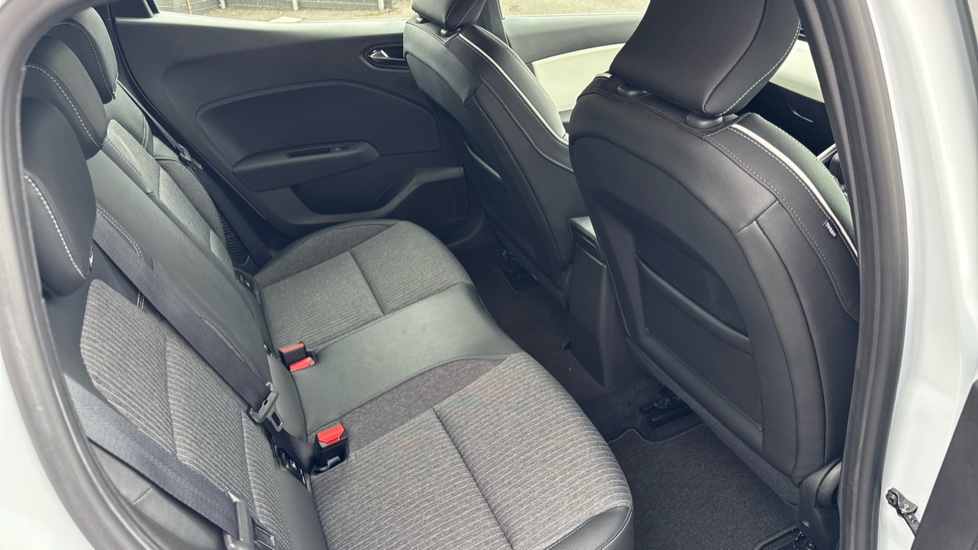 Renault Clio 1.6 E-TECH Hybrid 140 S Edition 5dr Auto Hybrid Hatchback - Image 32