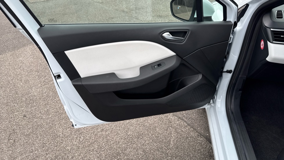 Renault Clio 1.6 E-TECH Hybrid 140 S Edition 5dr Auto Hybrid Hatchback - Image 36