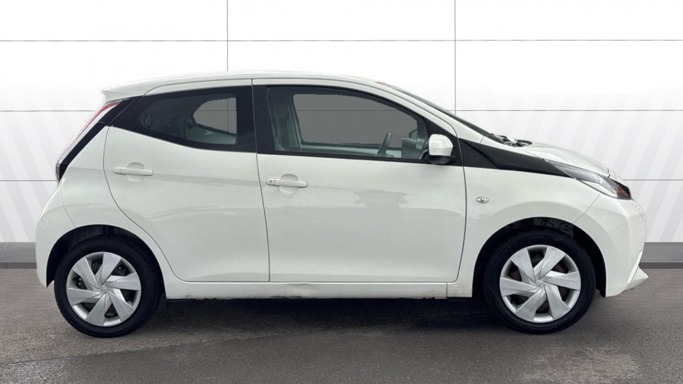 Toyota Aygo 1.0 VVT-i X-Play 5dr Petrol Hatchback - Image 5