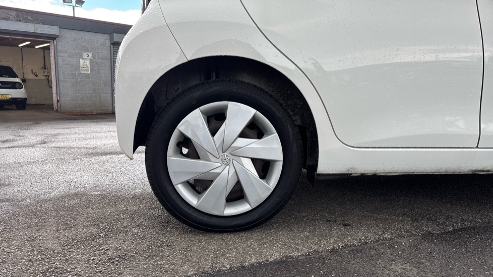 Toyota Aygo 1.0 VVT-i X-Play 5dr Petrol Hatchback - Image 7