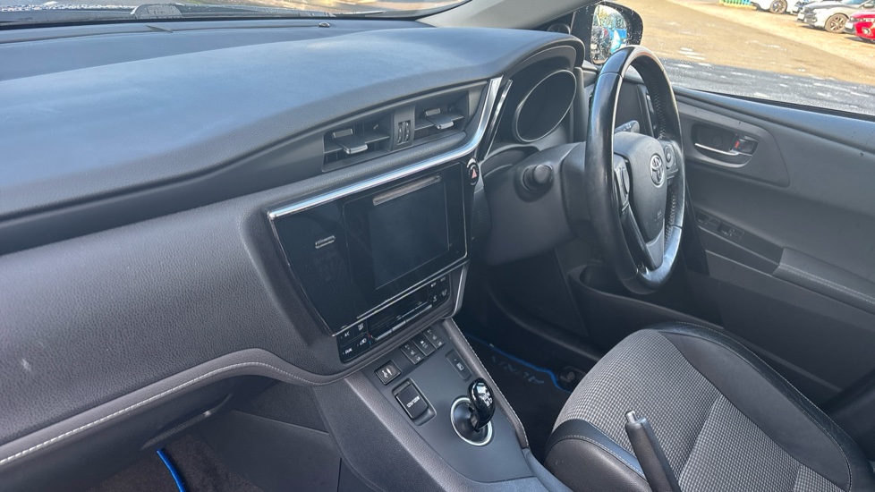 Toyota Auris 1.8 Hybrid Excel TSS 5dr CVT Hybrid Hatchback - Image 9