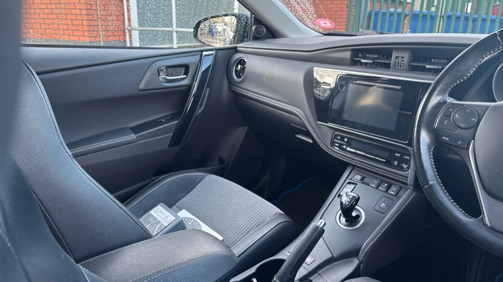 Toyota Auris 1.8 Hybrid Excel TSS 5dr CVT Hybrid Hatchback - Image 14