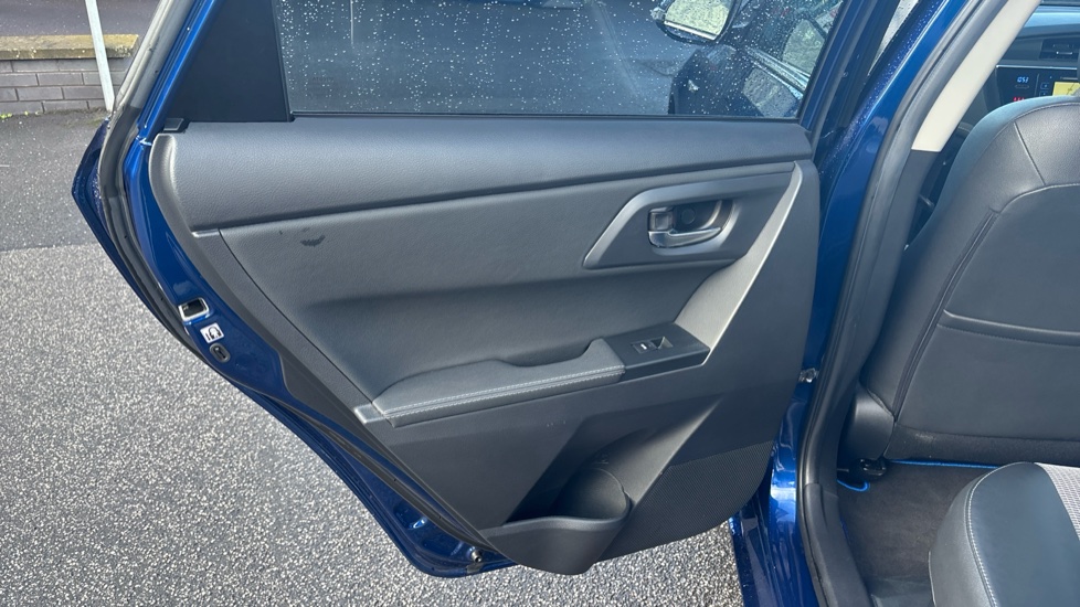 Toyota Auris 1.8 Hybrid Excel TSS 5dr CVT Hybrid Hatchback - Image 31
