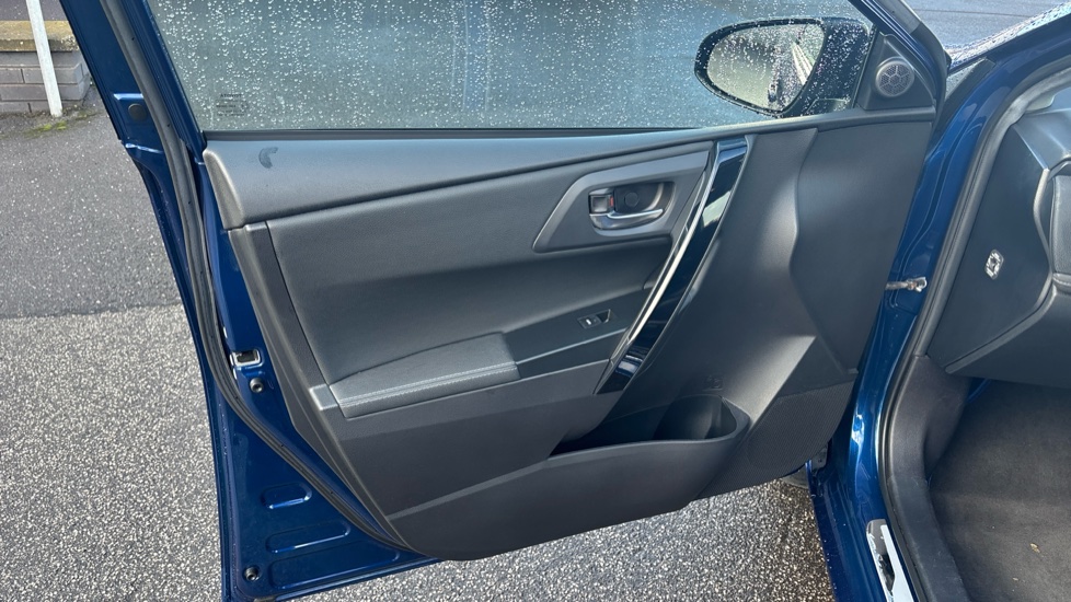 Toyota Auris 1.8 Hybrid Excel TSS 5dr CVT Hybrid Hatchback - Image 32