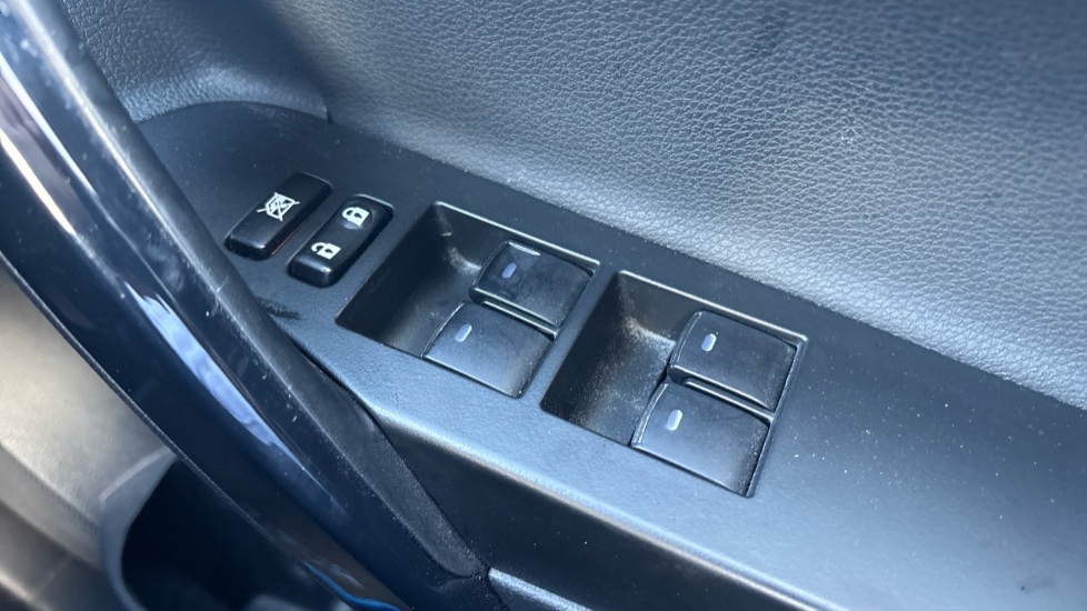 Toyota Auris 1.8 Hybrid Excel TSS 5dr CVT Hybrid Hatchback - Image 33