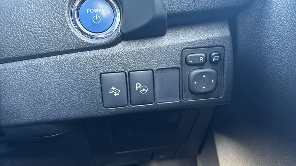 Toyota Auris 1.8 Hybrid Excel TSS 5dr CVT Hybrid Hatchback - Image 34