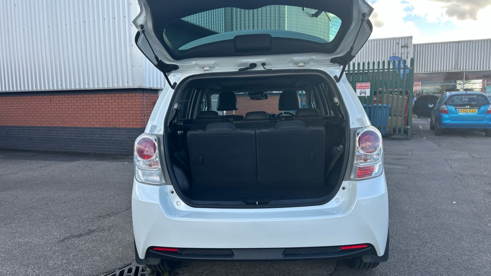 Toyota Verso 1.6 V-matic Design 5dr Petrol Estate - Image 4