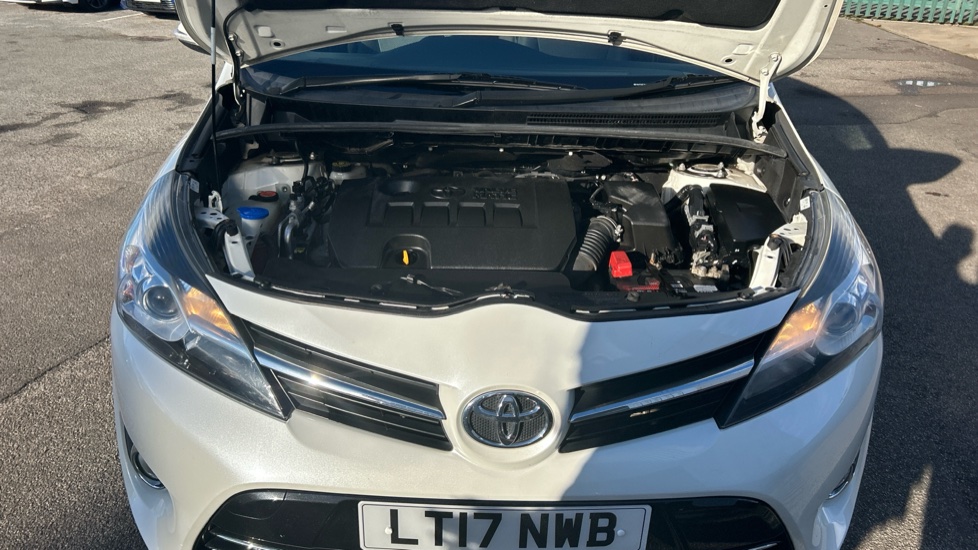 Toyota Verso 1.6 V-matic Design 5dr Petrol Estate - Image 8