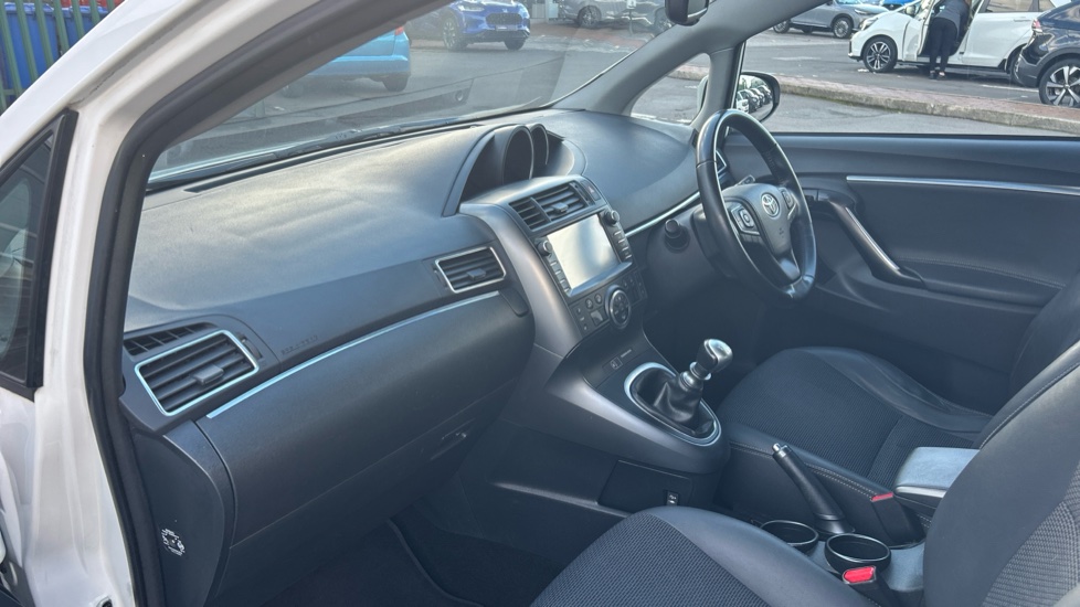 Toyota Verso 1.6 V-matic Design 5dr Petrol Estate - Image 9