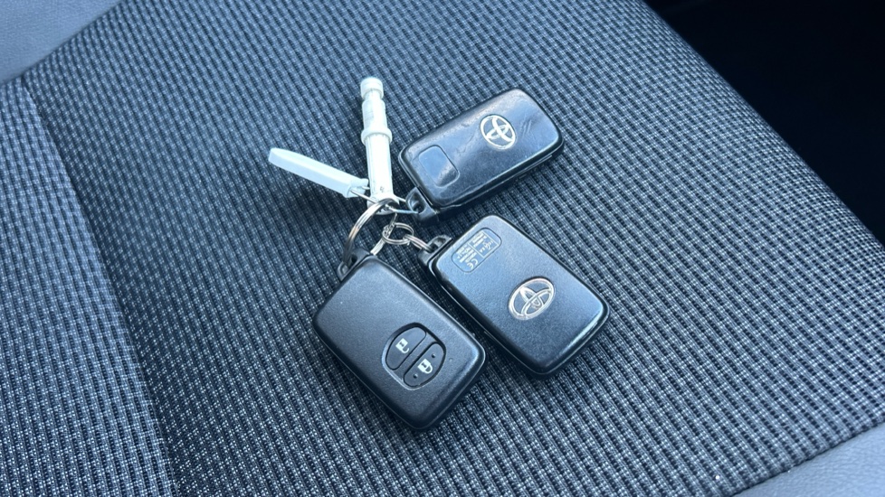 Toyota Verso 1.6 V-matic Design 5dr Petrol Estate - Image 19