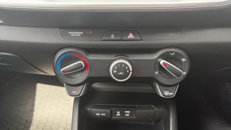 Kia Stonic 1.4 MPi 2 5dr Petrol Estate - Image 29