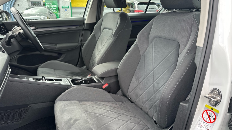 Volkswagen Golf 1.5 eTSI Style 5dr DSG Petrol Hatchback - Image 21