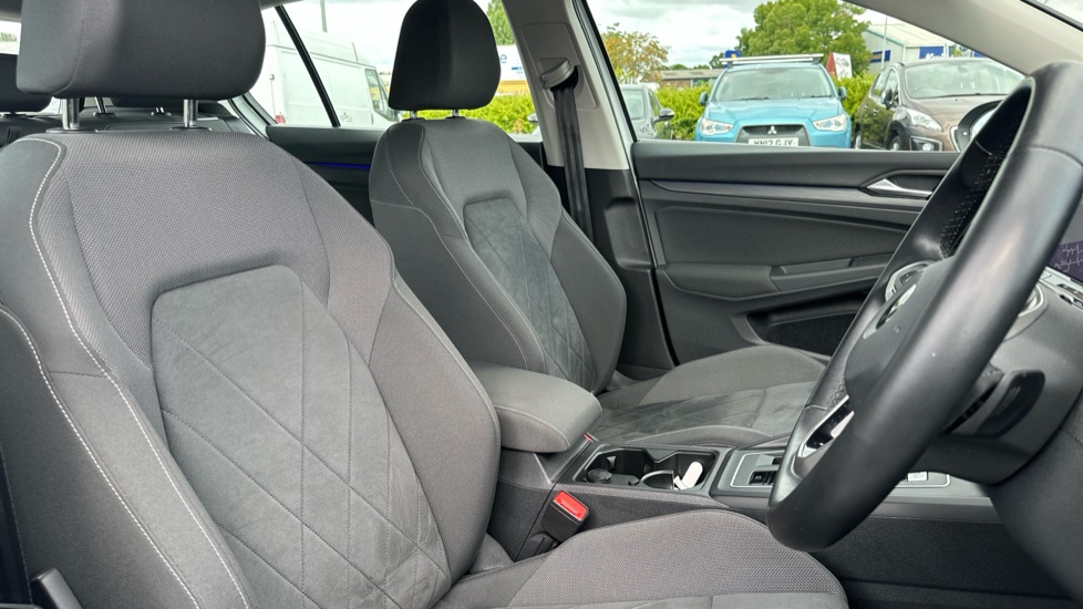Volkswagen Golf 1.5 eTSI Style 5dr DSG Petrol Hatchback - Image 22
