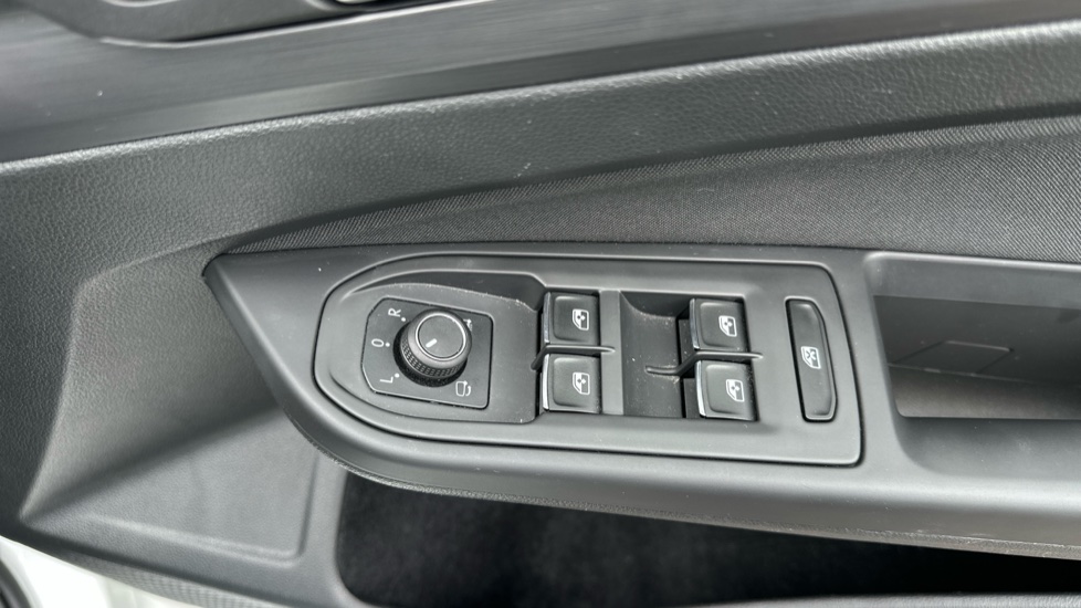 Volkswagen Golf 1.5 eTSI Style 5dr DSG Petrol Hatchback - Image 24